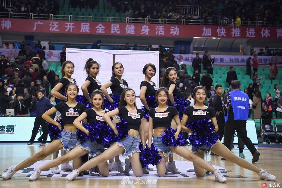 啦啦宝贝们随着动感音乐起舞，动作整齐划一，展现出专业的舞蹈素养和青春的无限活力