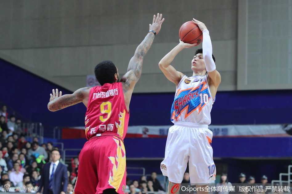 上海队核心后卫刘晓宇面对吉林队防守球员，眼神坚定，从容跳投出手，篮球在空中划出美妙弧线。