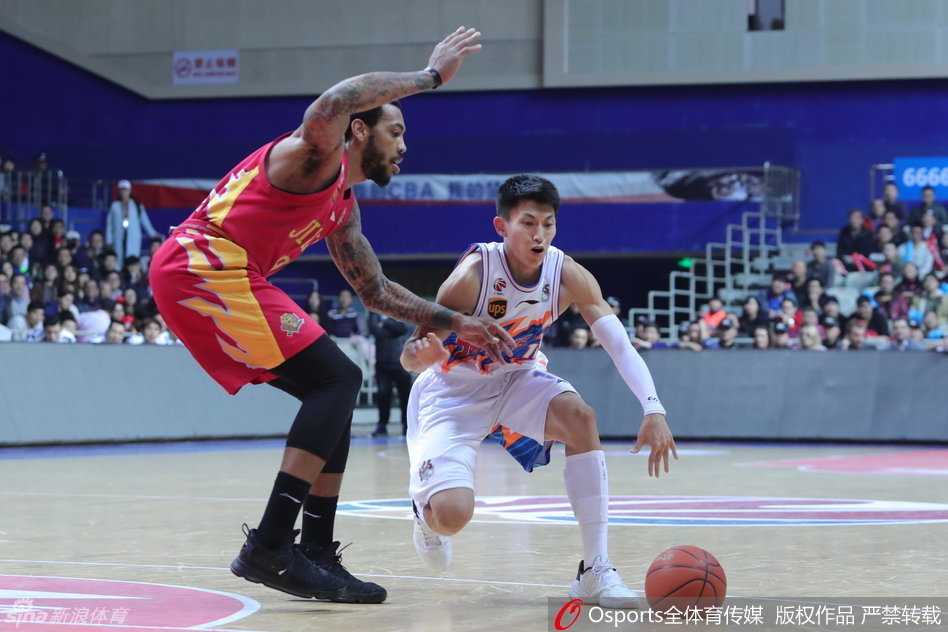 刘晓宇运球加速，如闪电般掠过防守队员，腾空而起准备上篮，展现了出色的核心力量与技巧。