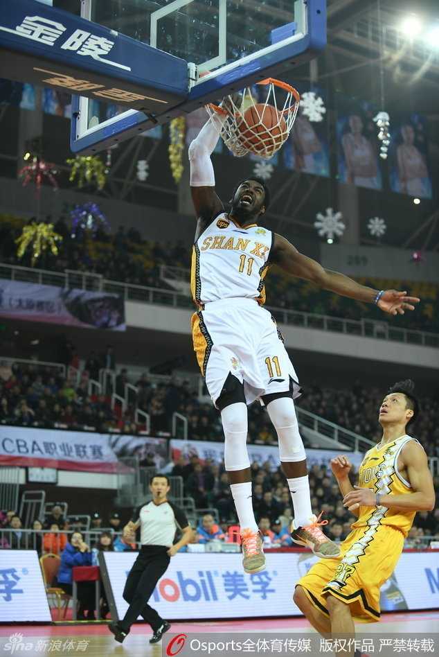 山西与广厦的比赛中，双方球员为了争夺地板球奋不顾身，多人扭作一团，眼神中都透露出对球权的极度渴望，现场火星四溅