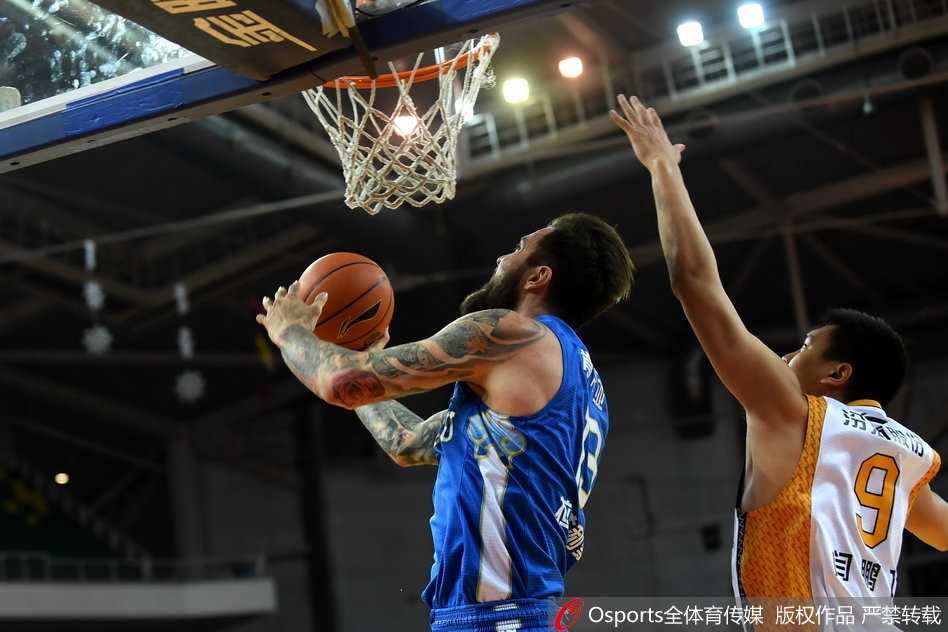 山西悍将闫鹏飞在江苏内线拉杜利察的严防下，依然以标准的姿势跳投出手，篮球空心入网，这一刻他展现了山西本土球员的硬气和实力。