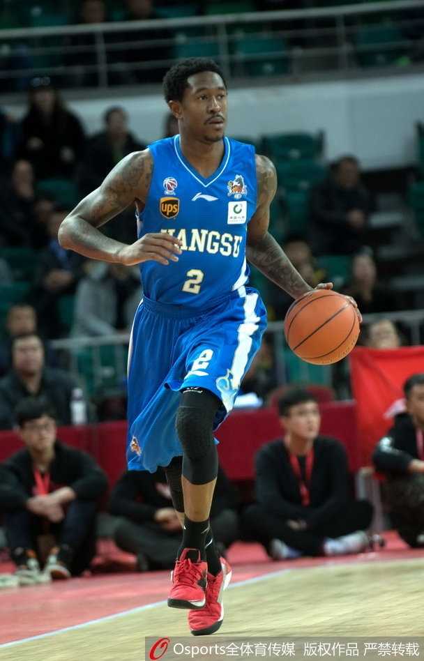 江苏老将易立飞身暴扣，他舒展的身体在空中形成一道完美的弓形，用最劲爆的方式诠释了江苏篮球的传承与血性，瞬间点燃了客场球迷的热情。