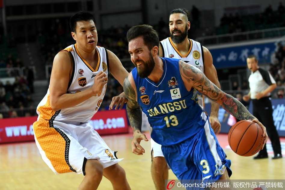 江苏队中锋拉杜利察在山西队内线完成双手暴扣，他强壮的身躯挂在篮筐之上，仿佛在向对手的主场球迷宣告内线主权，篮架都在微微颤抖。