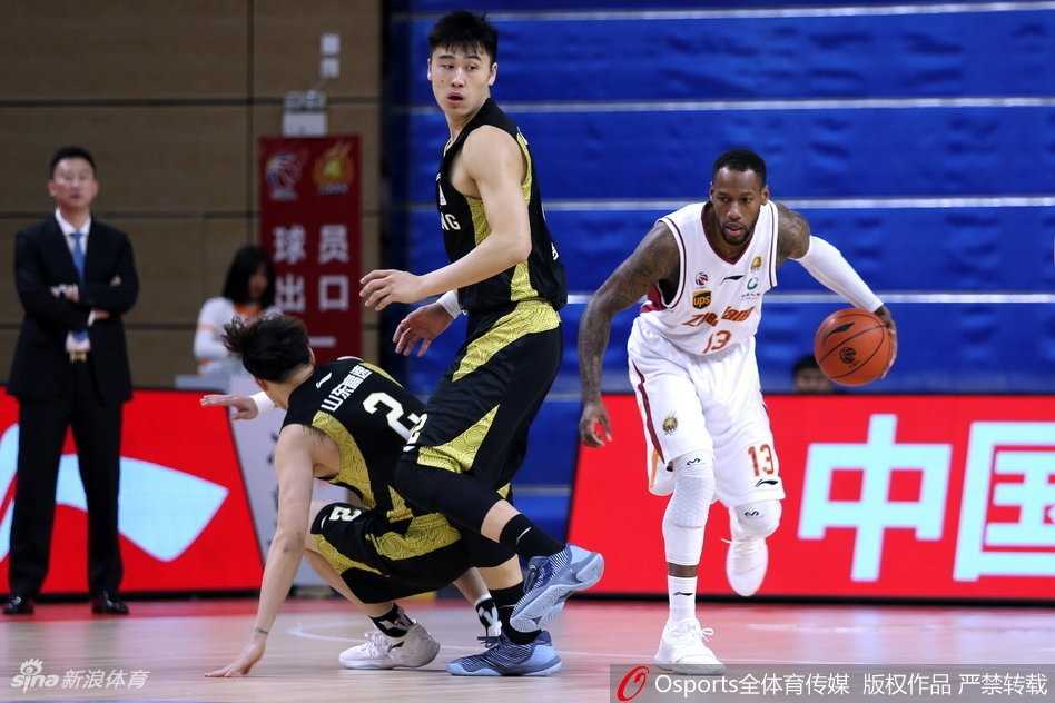 浙江队核心吴前面对防守悍将张春军的贴身紧逼，依然冷静地控制着皮球，眼神中透露出不屈的斗志和求胜欲望。