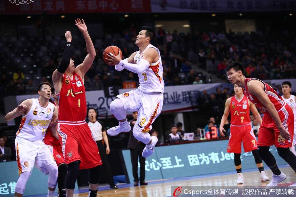 八一队年轻内线付豪篮下卡位要球，他利用灵活的脚步转身勾手，面对防守毫不畏惧，展现了新生代的活力。