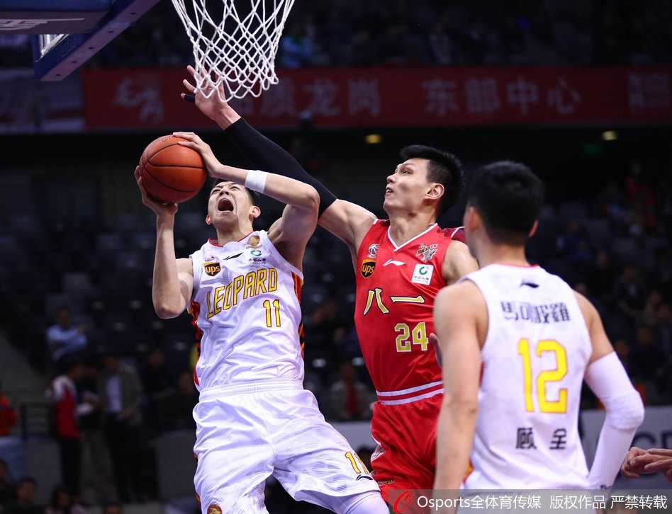 终场哨响，深圳队的年轻球员沈梓捷高高跃起，与队友激情撞胸庆祝，这场来之不易的胜利让全场陷入狂欢的海洋。