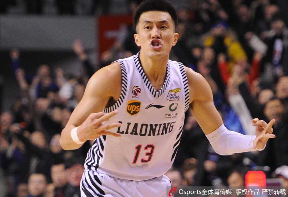 辽宁队韩德君篮下强攻，利用身体优势顶开防守勾手投篮