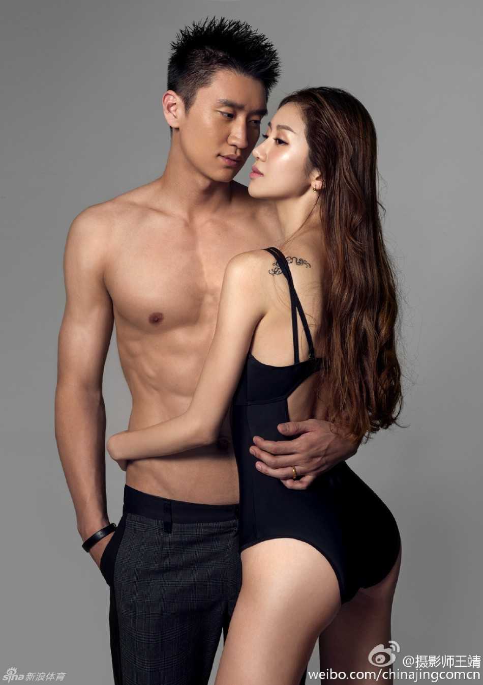 孙悦妻子陈露，拥有模特般的身材比例，她站在光影交错间，眼神深邃而自信，既有东方女性的柔美，又不失干练的时尚气场。