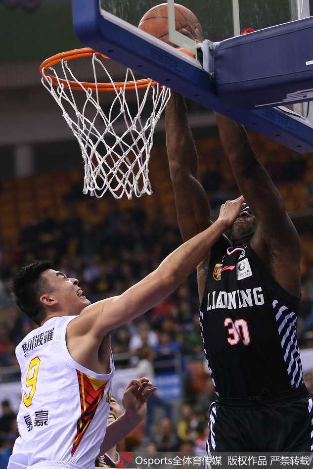 辽宁双子星郭艾伦与赵继伟在深圳重压之下演绎灵动突围，艾伦如利刃撕开防线，继伟似大脑从容调度，虽败犹荣的一战定格了东北虎的顽强。