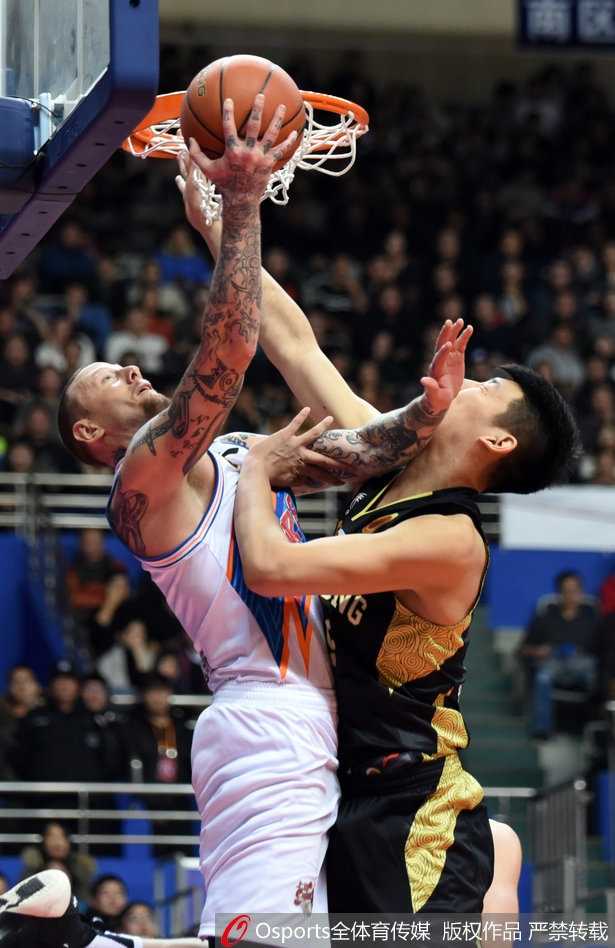 深圳与辽宁的肌肉丛林里，巴斯旱地拔葱完成暴力补扣，整个篮筐在他铁臂之下痛苦呻吟。这是力量美学的极致展现，也是辽宁内线在强强对话中留下的不屈怒吼。