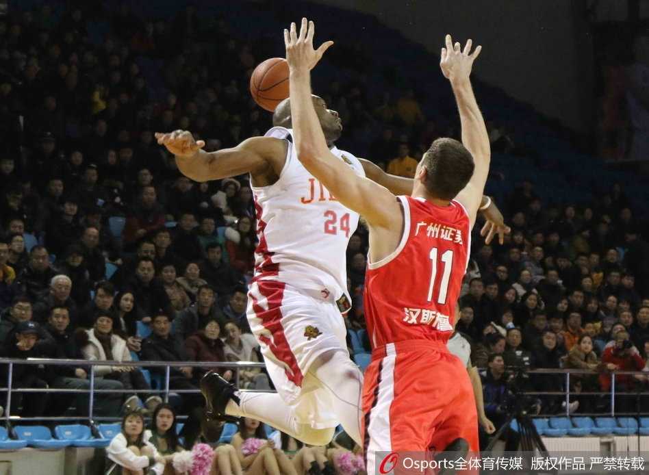 场边的吉林小球迷双手合十眼含热泪，目睹主队史诗逆转后兴奋得手舞足蹈。他的表情包不仅是童真的流露，更是寒冬里CBA赛场最温暖、最纯粹的球迷情感图腾。