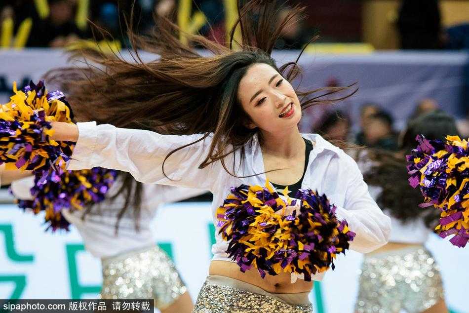 随着动感的音乐节奏，多名啦啦队员在场上腾空跃起，飞扬的发丝和挥舞的双手充满了青春的张力和动感，她们用身体语言诠释着对篮球运动的热爱。