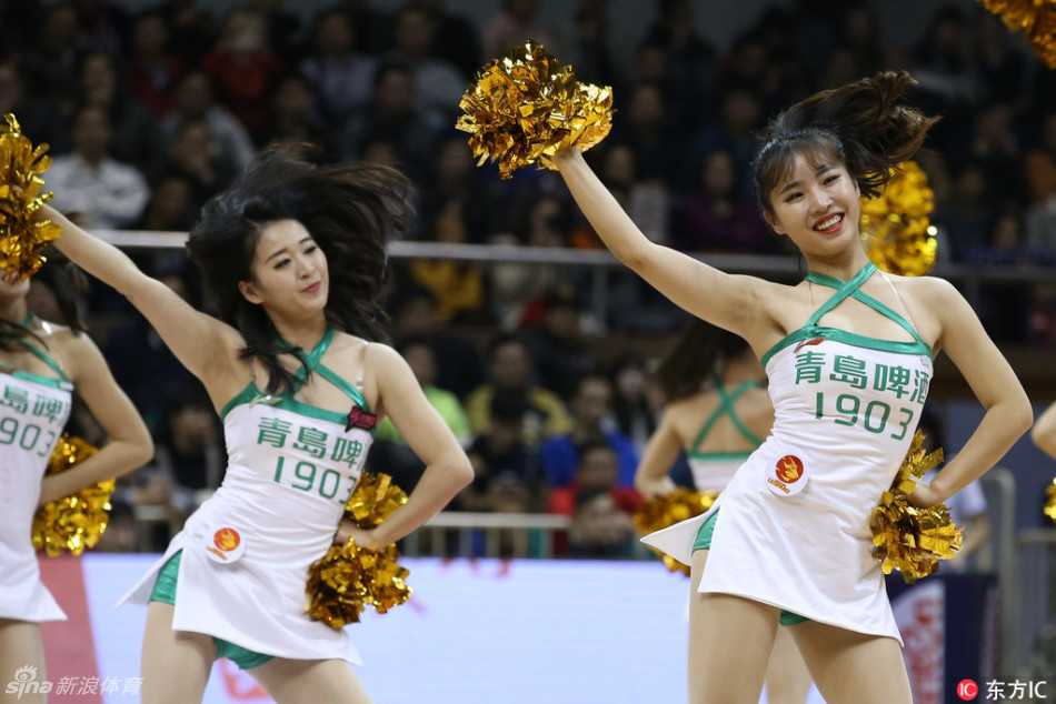 在一次精彩的进攻得手后，拉拉队宝贝们在球员通道旁热情舞动，她们挥舞着手中的花球，用极具感染力的笑容和舞姿与退防的球员击掌互动，将现场气氛推向了又一个高潮。