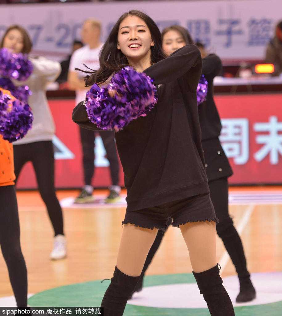 身着金色闪亮队服的啦啦队队员们，在空荡的看台前围成一圈，她们伸出手臂互相搭肩，低头专注地聆听队长最后的战术布置，仿佛一群即将出征的战士。