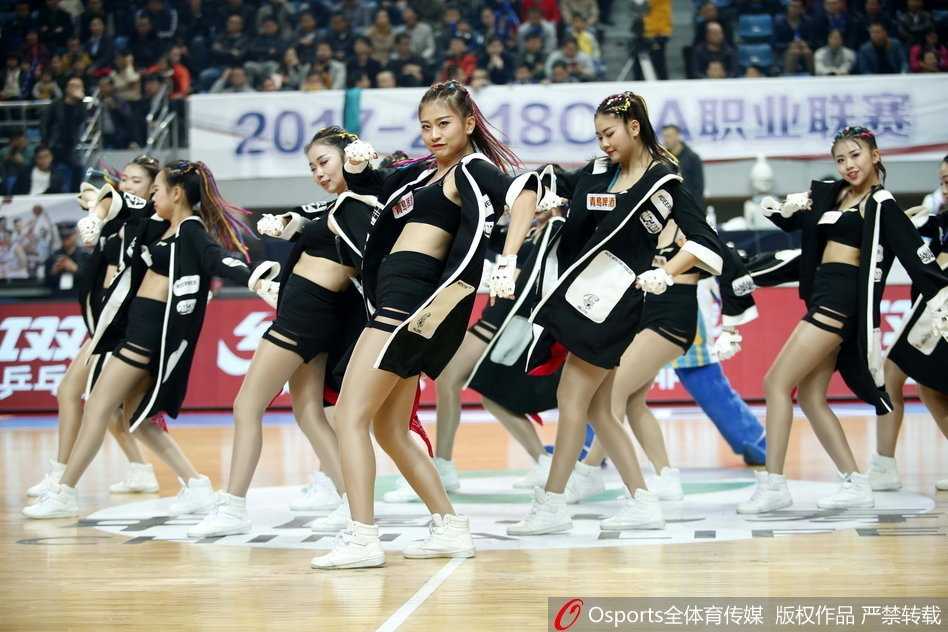 比赛间隙，啦啦队员们变换了舞蹈队形，她们伸展手臂，动作流畅而充满力量，将体育竞技的美感与舞蹈的艺术性完美融合。