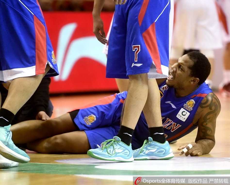 霍尔曼痛苦倒地瞬间，表情狰狞，右手紧捂变形右膝，身边是赶来查看的天津队队友和一脸关切的丁彦雨航。