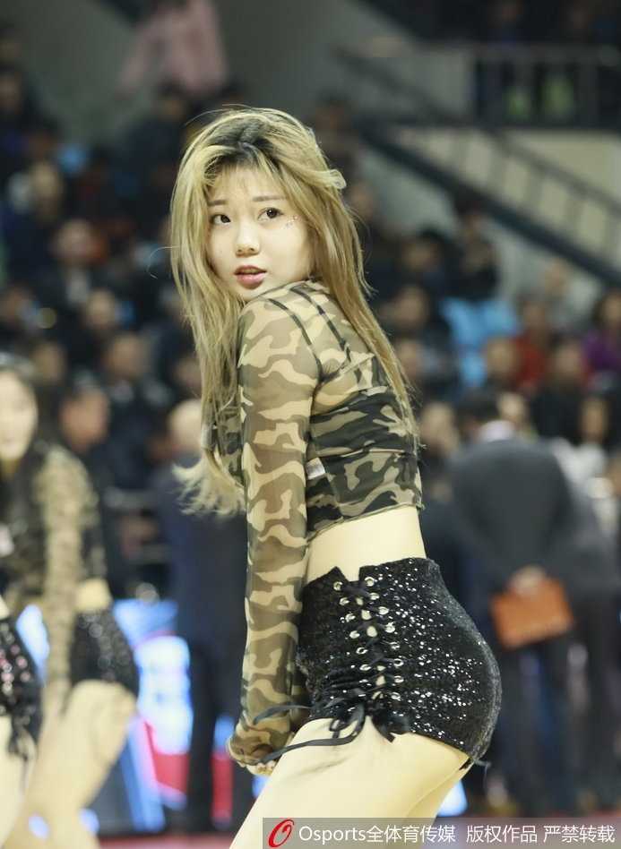 表演结束后宝贝们向观众致意，汗水与笑容交织，这一刻她们是赛场上当之无愧的女主角