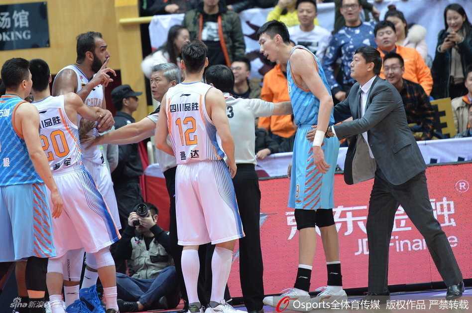 被裁判和队友隔开后，周琦依然愤怒地指向哈达迪方向，口中说着什么，情绪激动。