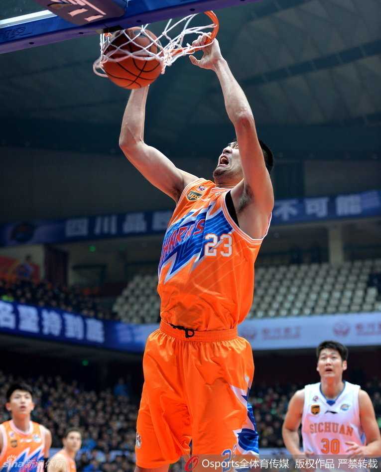 北控队球员运球推进，面对同曦队严密防守，冷静观察场上局势寻找传球路线