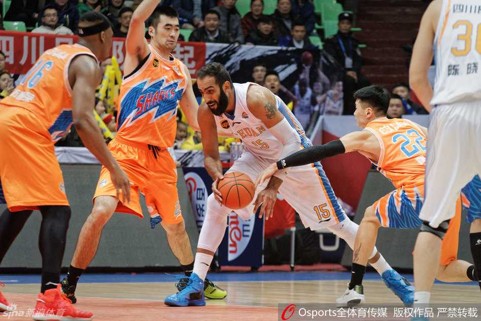 深圳队前锋摆脱八一队防守后，腾空而起单手劈扣，展现出霸气十足的爆发力