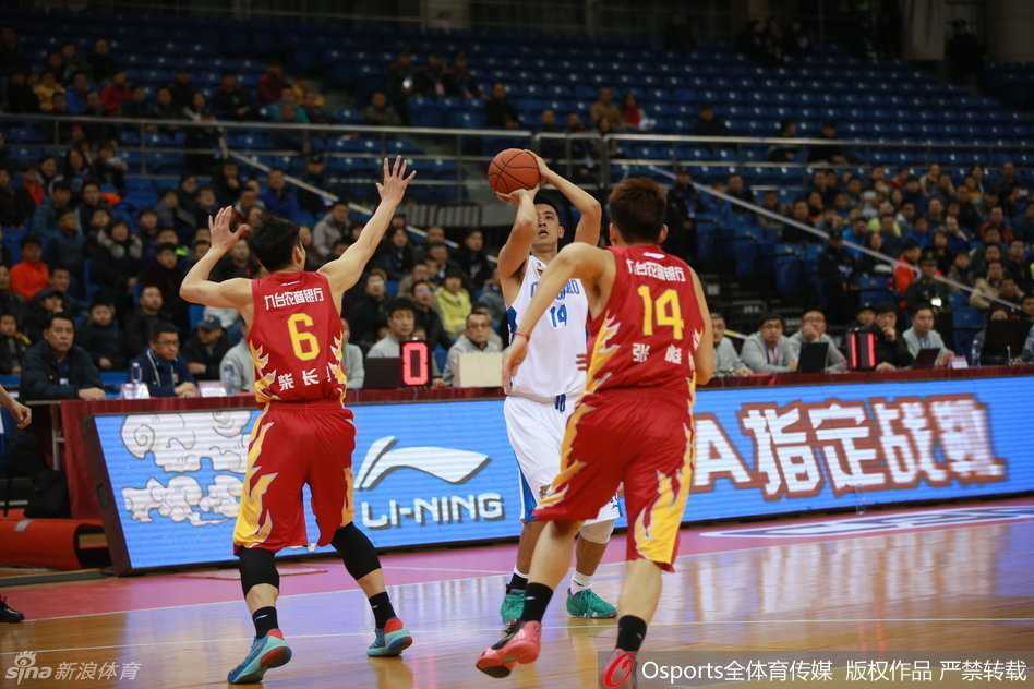 青岛队后卫运球一个加速过掉防守球员，面对补防高高跃起准备上篮