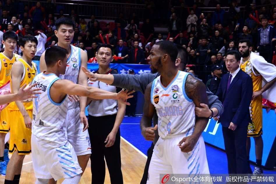 广厦队球员孙铭徽在哨响后情绪激动，从背后猛推亚当斯，双方球员迅速围拢，冲突一触即发