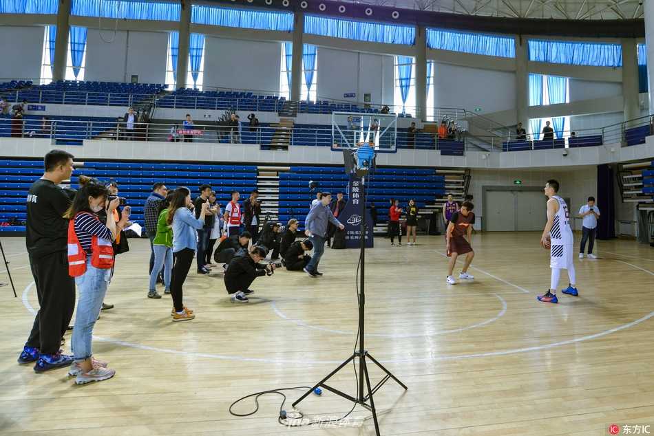 签名的队伍越来越长，但杨鸣始终面带微笑，专注地为面前的粉丝签名，他的亲和力与超高颜值让现场每一位接触到他的人都如沐春风。