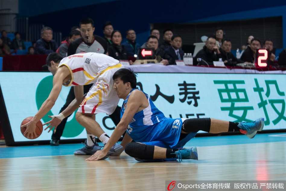 青岛队的宗赞在对方内线高高跃起，单手将球补进篮筐，这精彩的一幕点燃了替补席的激情，队员们纷纷起身为他欢呼。