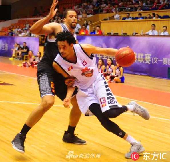 安徽文一核心后卫吉布森在河北翔蓝球员的贴身严防下，依然眼神坚毅，他利用灵活的运球寻找稍纵即逝的突破空间，正准备上演一次撕裂防线的关键进攻。