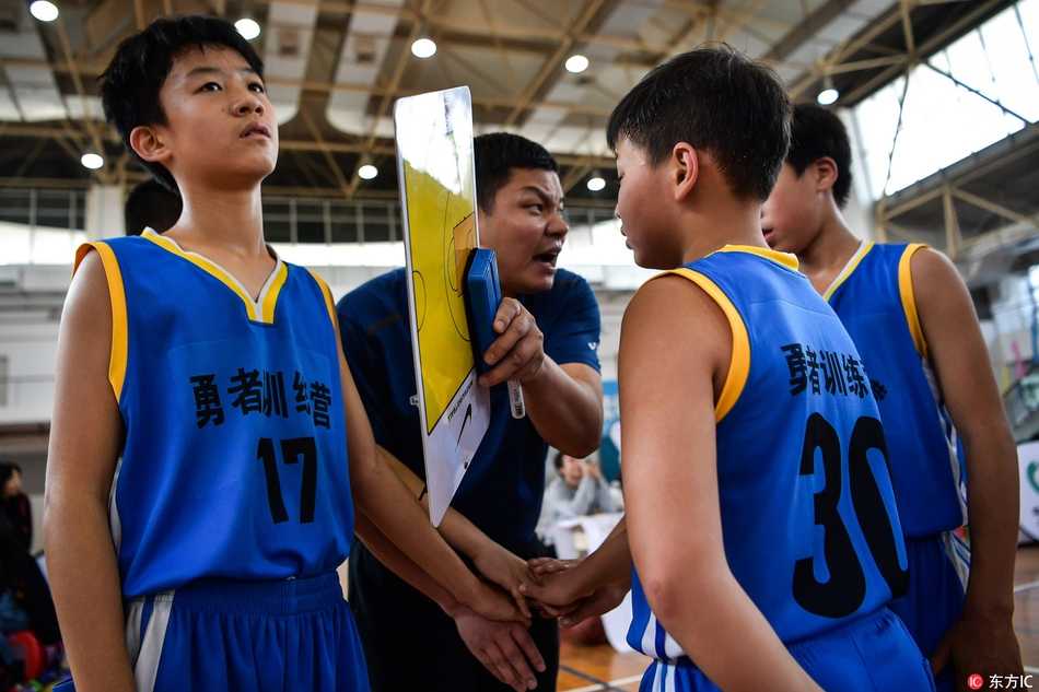 比赛胜利后，教练与小球员们一同击掌庆祝，他的脸上洋溢着自豪与喜悦的笑容，这笑容里有对孩子们表现的肯定，更有对未来的无限期许。