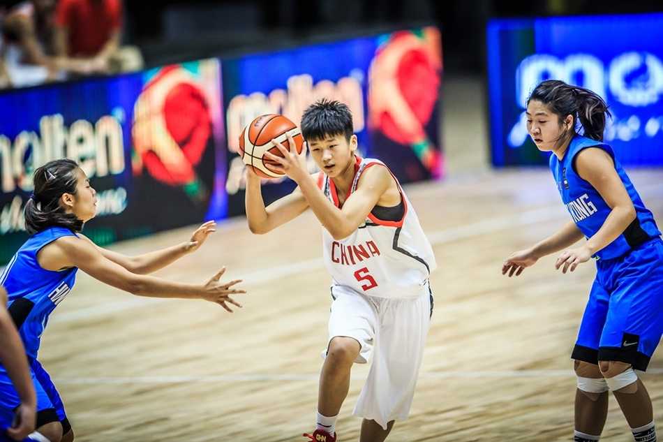 赛后中国队替补席一片欢腾，球员们击掌相庆，共同庆祝这场酣畅淋漓的大胜。