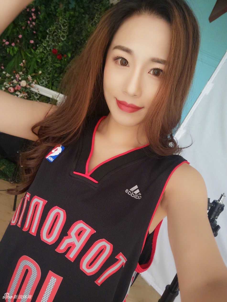 选拔现场的女球迷眼神坚定，身穿露脐运动装展现紧致马甲线，将运动的阳光美感与女性的柔美曲线完美融合