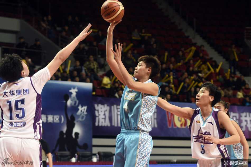 上海队中锋在内线卡位要球，她张开双臂稳稳接住来球，正准备持球策应，眼神余光已经瞄到了空切队友的动线