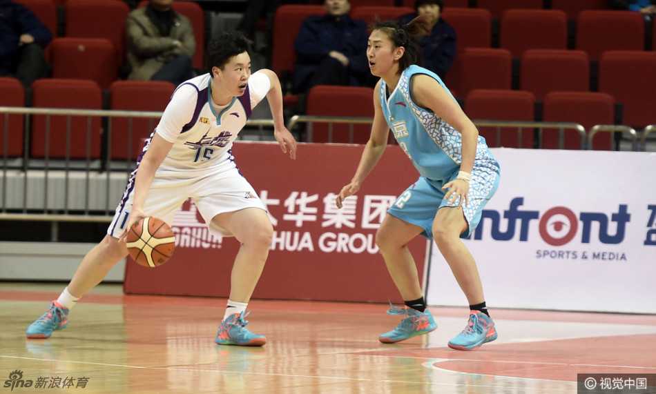 上海队抢下后场篮板，一传直接甩向前场，快下的前锋如箭般冲刺，快攻三线快攻已经形成威胁