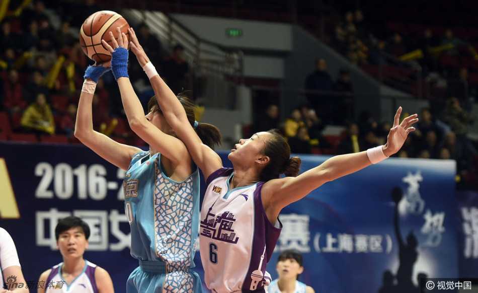 焦灼时刻，上海队外线球员借掩护后干拔跳投，皮球出手的瞬间，全场目光都聚焦在那道棕色的弧线上