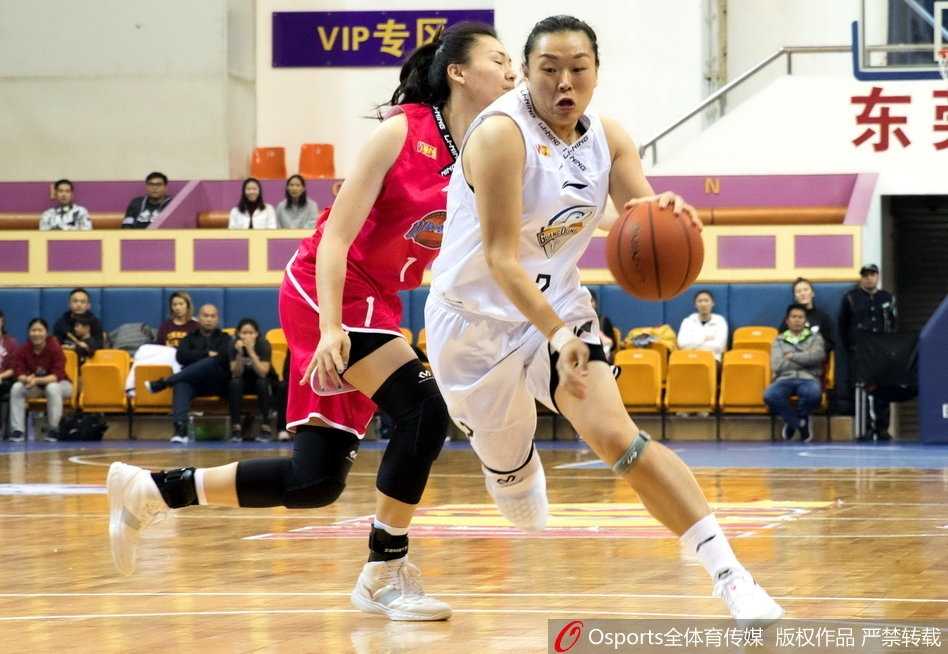 广东女篮替补席球员在队友打出精彩进球后，全体起立欢呼雀跃，充分展现了球队团结一心的氛围