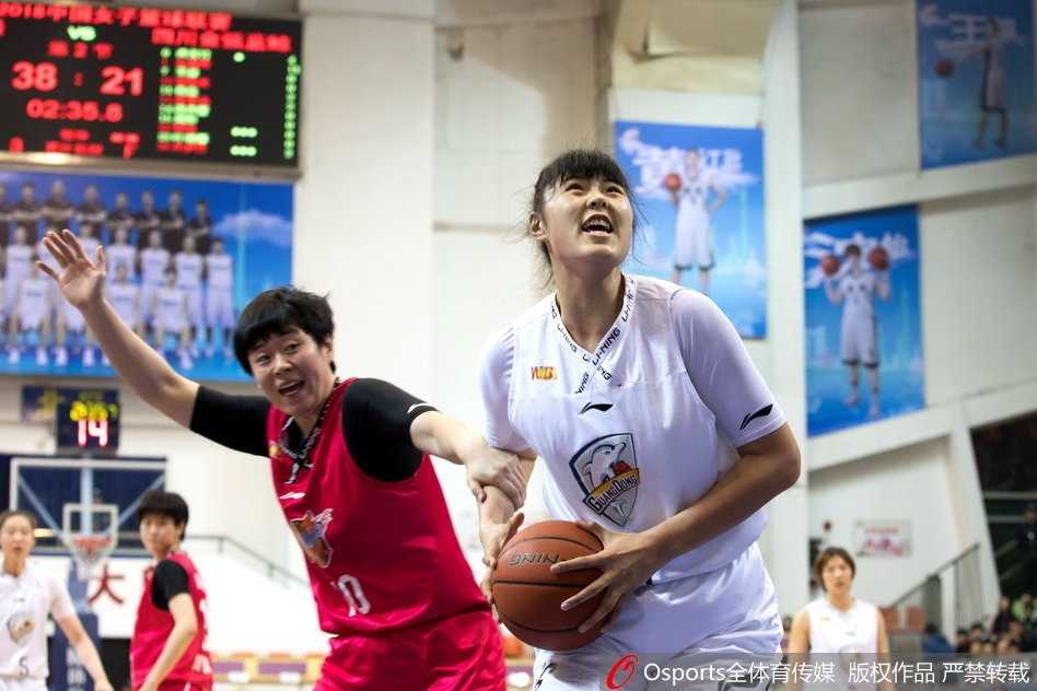 广东队中锋李月汝在四川队内线严密防守下，用柔和的手感完成了一次精彩的勾手投篮