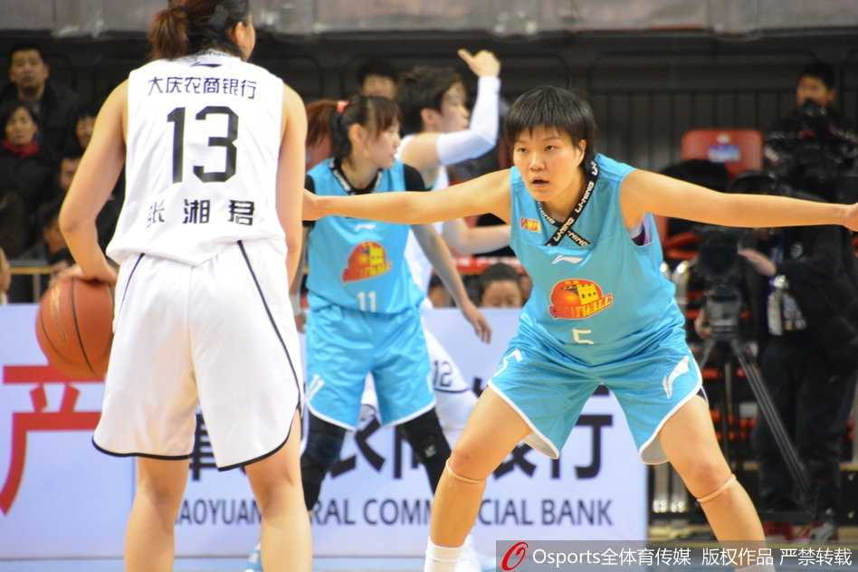 大庆队外援亨利面对北京队多人包夹防守，依然试图寻找传球或得分的机会