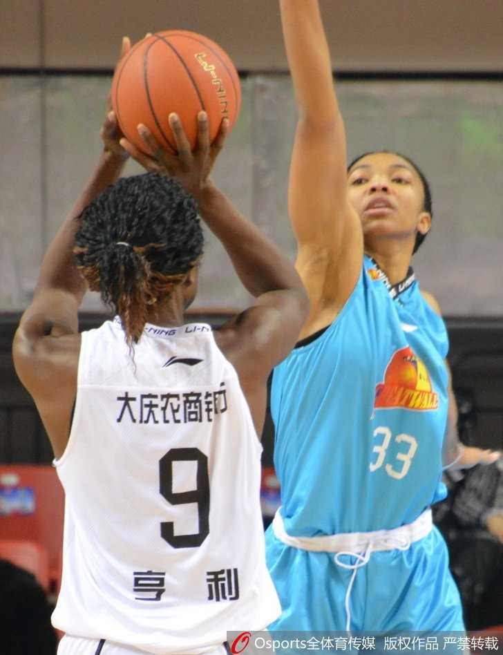 北京队核心球员史秀峰运球突破，步伐灵动，展现出老牌劲旅的深厚底蕴