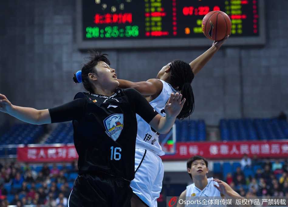 广东女篮队员在客场获胜后难掩激动之情，她们围在一起击掌相庆，脸上洋溢着终结卫冕冠军八连胜后的喜悦。