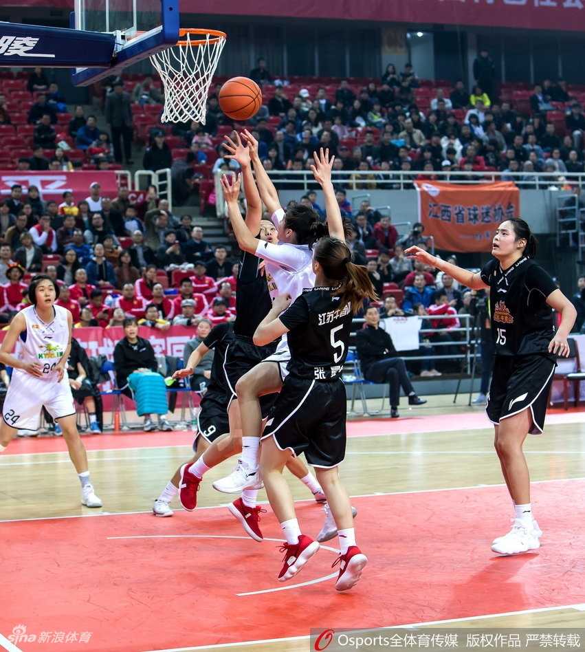 赛后双方球员友好致意，汗水浸透球衣，脸上洋溢着对比赛的尊重与享受