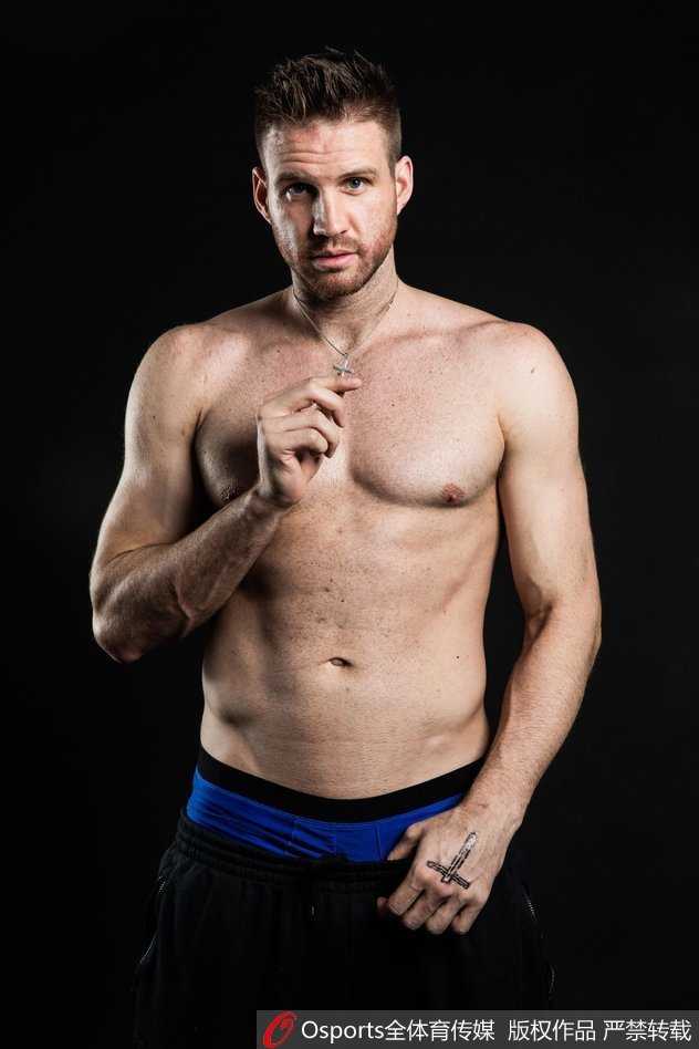 昏暗灯光下，兰多夫背部肌肉群如山脉般起伏，展现出作为顶级内线所必须拥有的恐怖核心力量