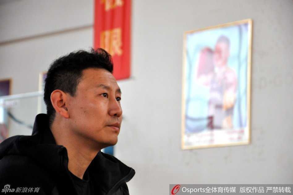 夕阳西下，李楠独自站在训练馆中望着窗外的球场，身影被拉得很长，眼神中既有对全运备战压力的沉思，也流露出对未来挑战的坚定与期待。