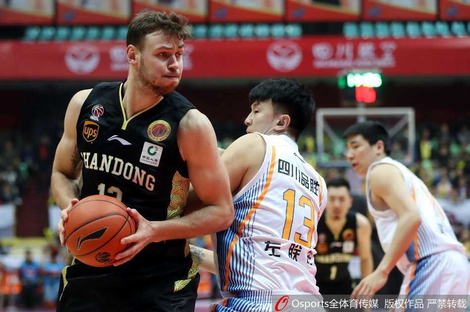 老将刘炜运球突破，面对山东队严密的防线，他节奏突变，用经验寻找稍纵即逝的传球机会。