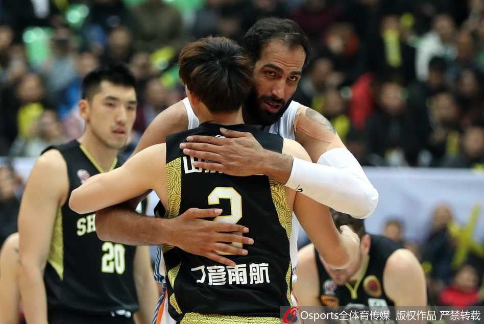 山东队外援莫泰尤纳斯面对哈达迪的防守毫无惧色，用梦幻般的脚步晃开空间，轻柔挑篮得分。