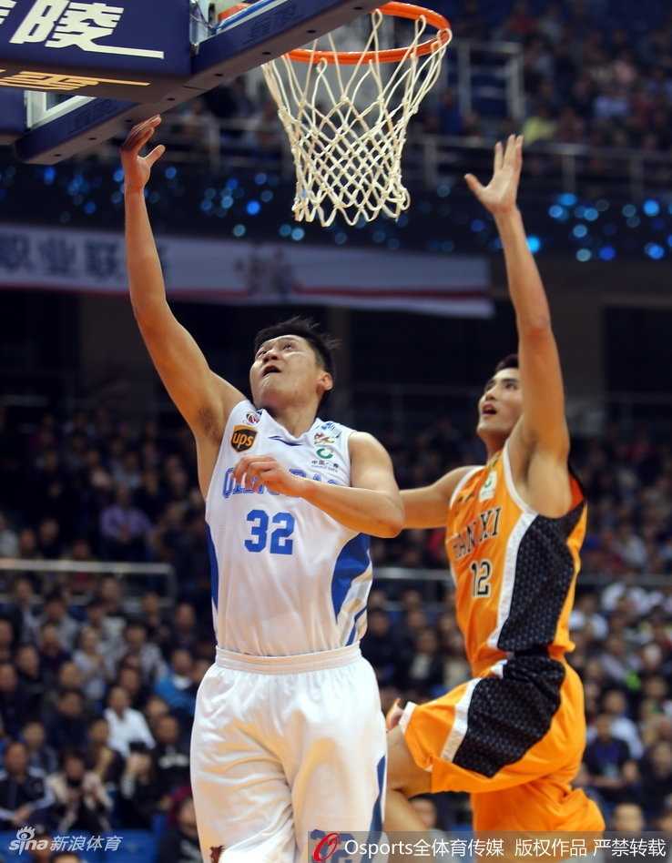 山西队球员刘冠岑在快攻中完成一记势大力沉的单手劈扣，身体在空中完全舒展，充满力量感。