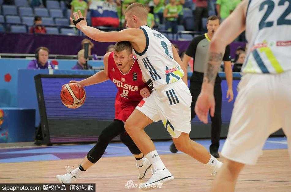 胜利的咆哮响彻场馆，德拉季奇握拳怒吼，宣泄着率领球队冲破波兰围剿后的万丈豪情。