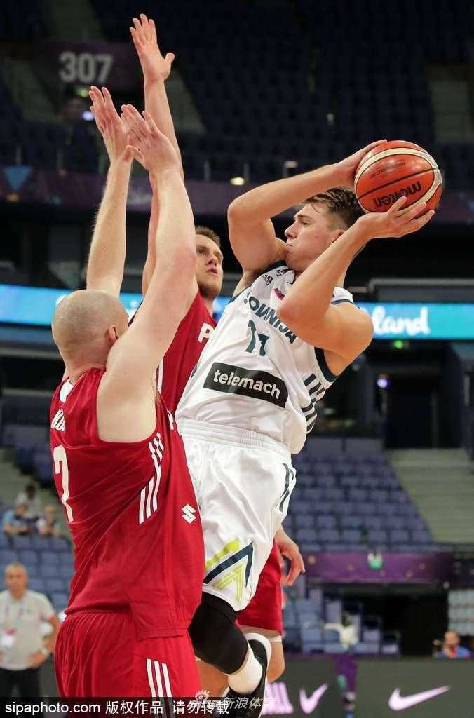 德拉季奇指挥若定，眼神如炬穿透波兰全场紧逼，用一次次精妙传球撕开对手的防守网。