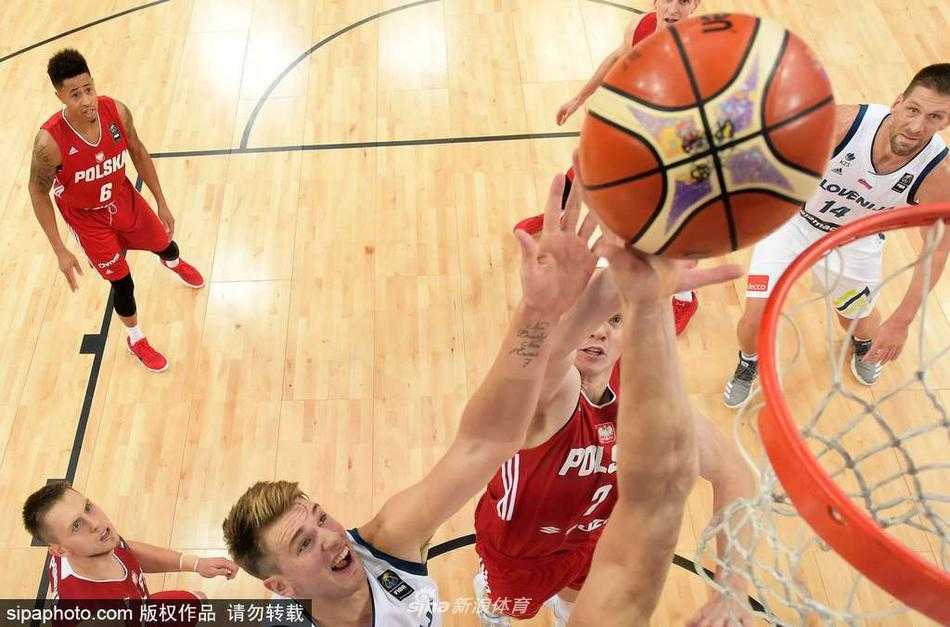 未来巨星初露锋芒，东契奇与兰多夫筑起内线屏障，联手将波兰队的反攻火苗扑灭于篮下。