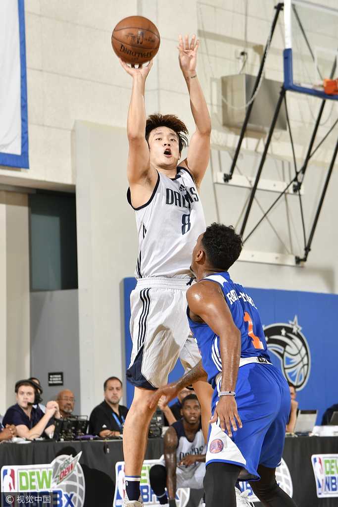 丁彦雨航在拼抢中倒地，却依然死死护住篮球，眼神中透露出对每一个球权的渴望和永不言弃的拼搏精神。